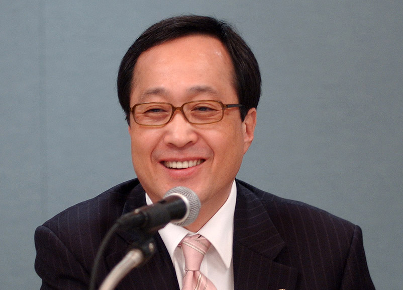 Shin Bae Kim, president and CEO of SK Telecom, is shown participating in a telecommunications press conference that took place in the Nancho Hall of the Plaza Hotel, on March 22 at 12 pm.